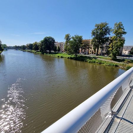 Prostorny Byt V Centru U Reky, 2 Loznice, Balkon Градец-Кралове Экстерьер фото