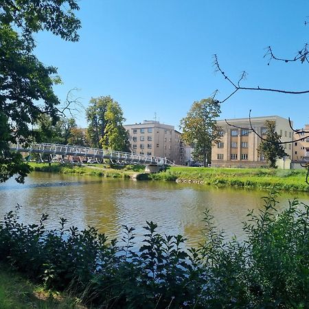 Prostorny Byt V Centru U Reky, 2 Loznice, Balkon Градец-Кралове Экстерьер фото