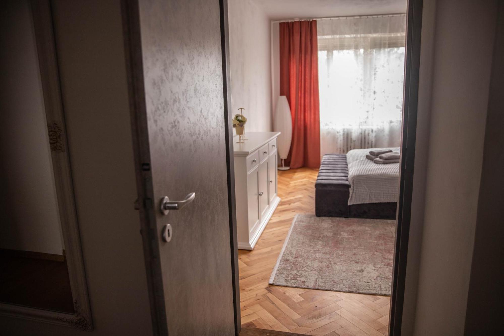 Prostorny Byt V Centru U Reky, 2 Loznice, Balkon Градец-Кралове Экстерьер фото