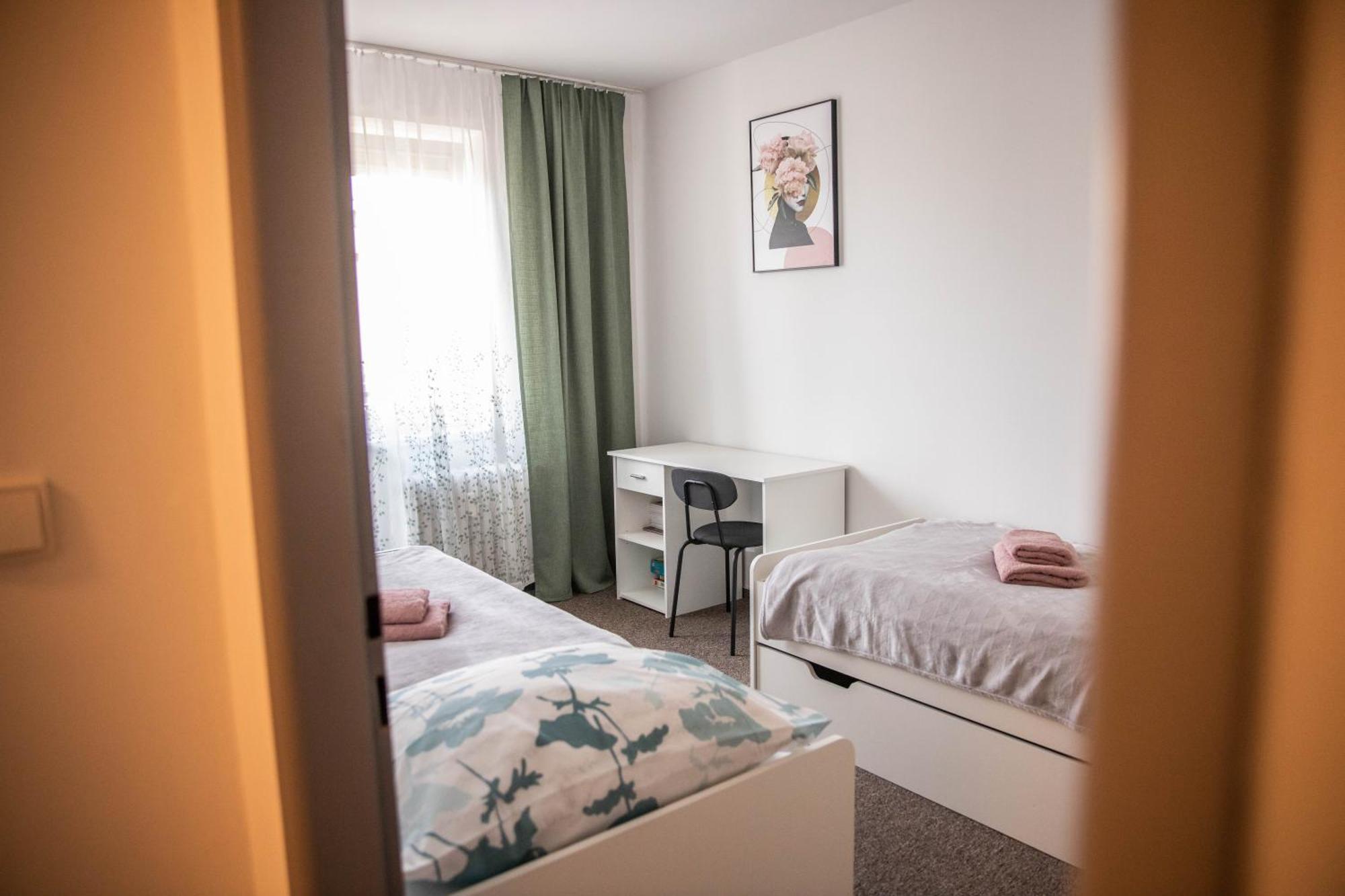Prostorny Byt V Centru U Reky, 2 Loznice, Balkon Градец-Кралове Экстерьер фото