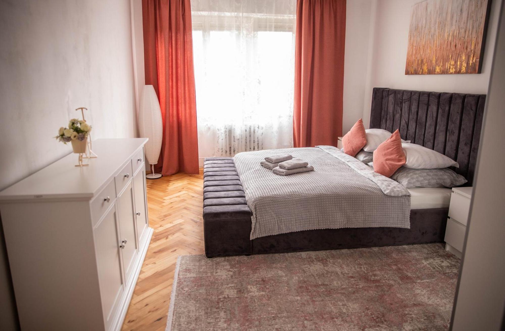 Prostorny Byt V Centru U Reky, 2 Loznice, Balkon Градец-Кралове Экстерьер фото