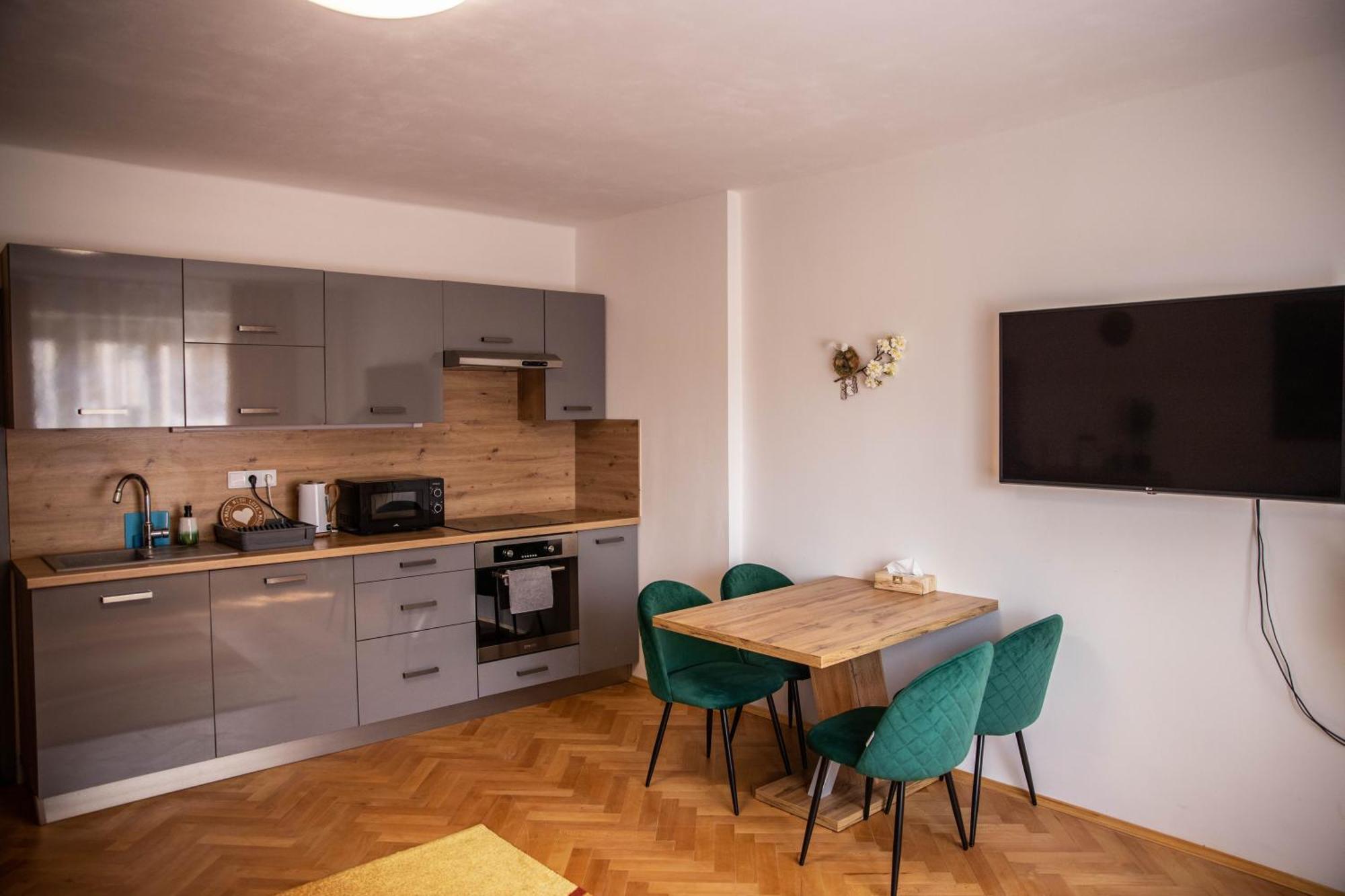 Prostorny Byt V Centru U Reky, 2 Loznice, Balkon Градец-Кралове Экстерьер фото