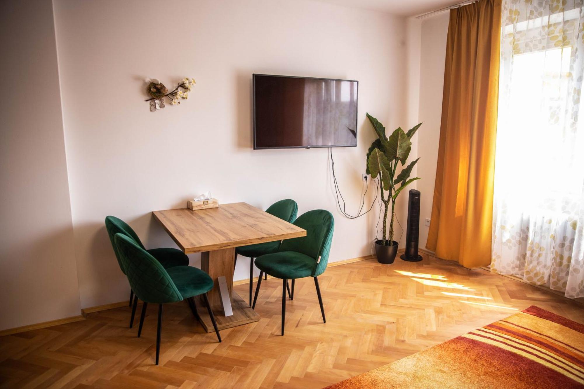 Prostorny Byt V Centru U Reky, 2 Loznice, Balkon Градец-Кралове Экстерьер фото
