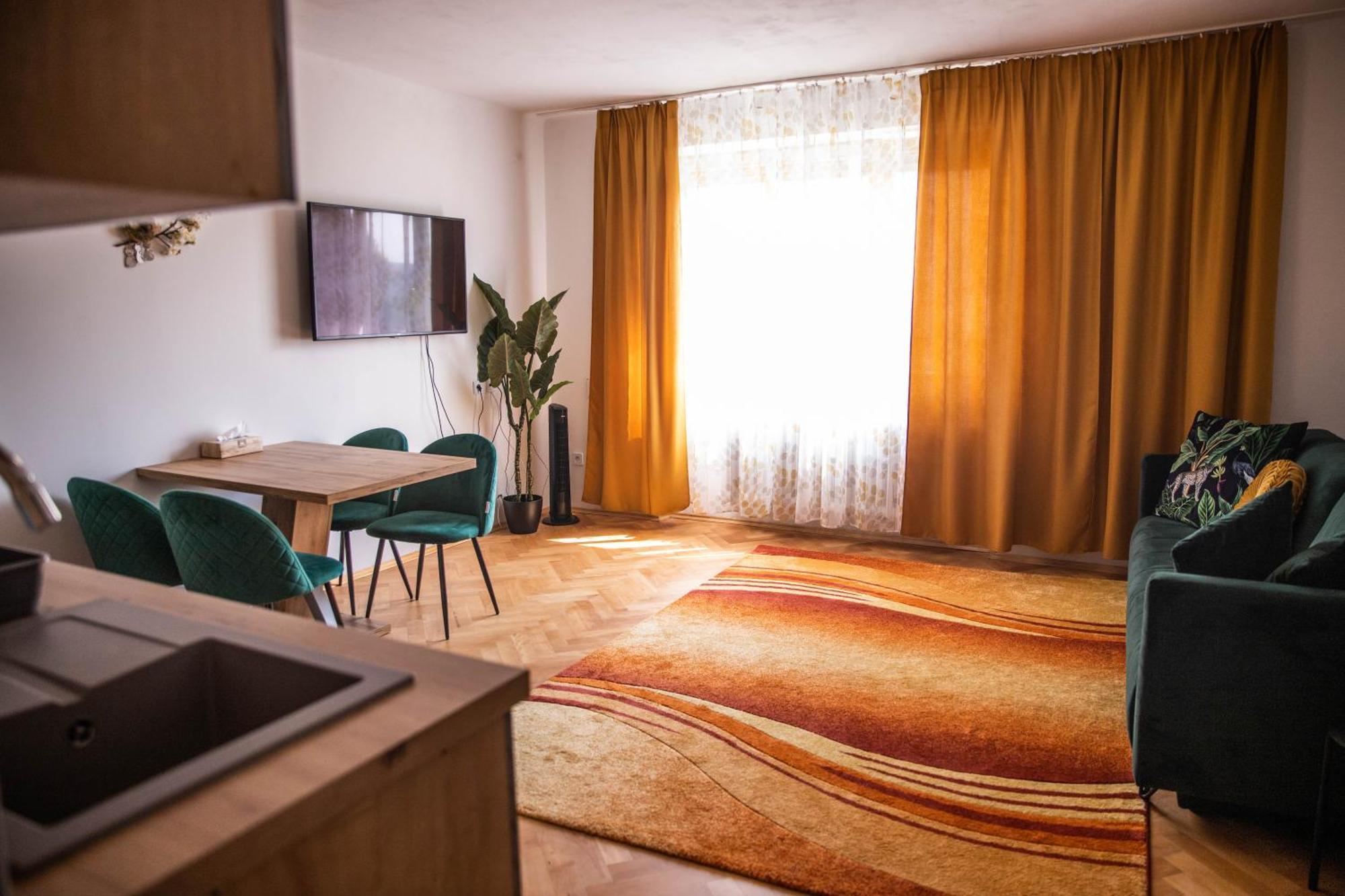 Prostorny Byt V Centru U Reky, 2 Loznice, Balkon Градец-Кралове Экстерьер фото