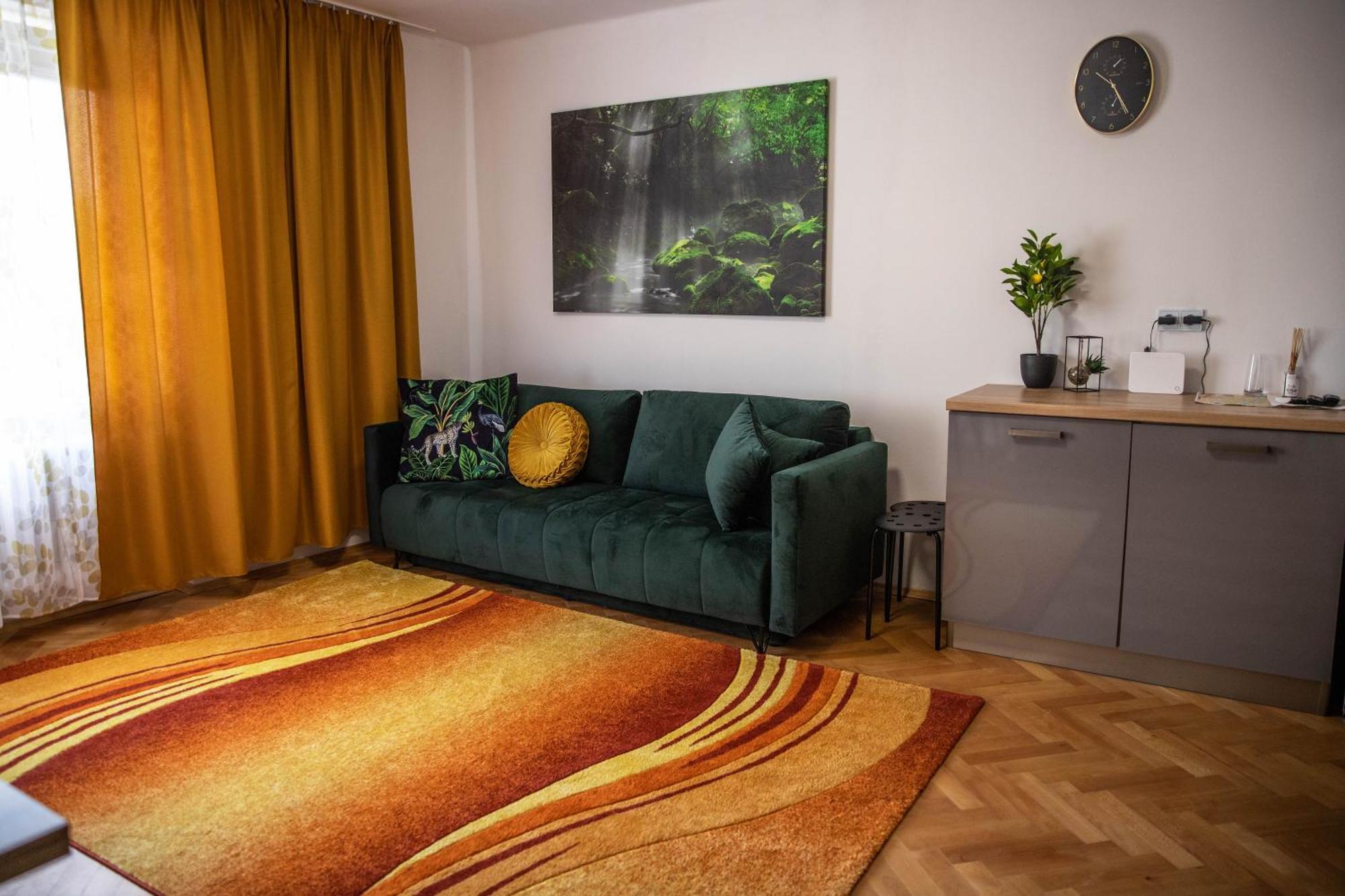 Prostorny Byt V Centru U Reky, 2 Loznice, Balkon Градец-Кралове Экстерьер фото